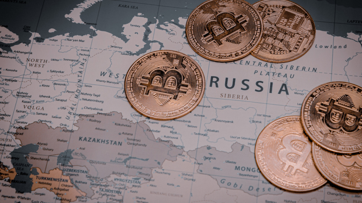 Rússia usa criptomoedas no comércio de petróleo com China e Índia para contornar sanções ocidentais