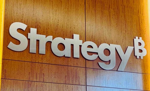 Strategy acumula US$ 14 bilhões em ganhos com Bitcoin e pausa compras após recorde