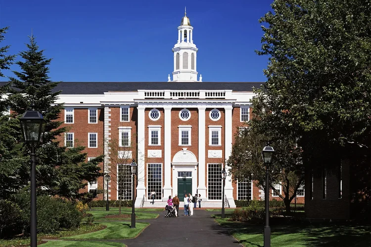Harvard já investe mais em Bitcoin do que em Google: universidade aloca R$ 630 milhões em ETF