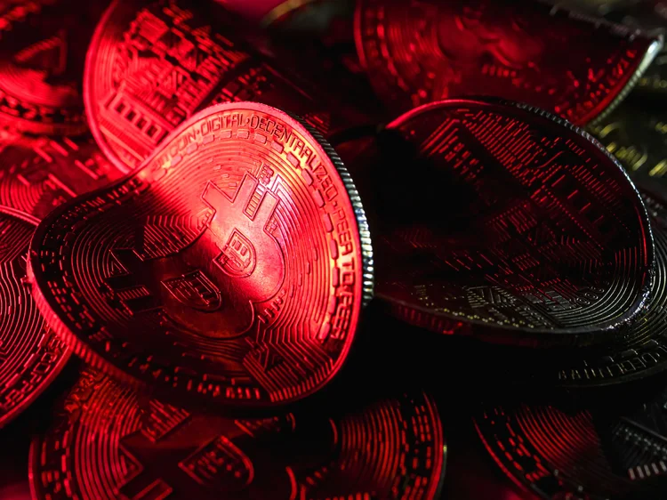 Bitcoin recua para cerca de US$ 115 mil após fechamento mensal recorde em julho