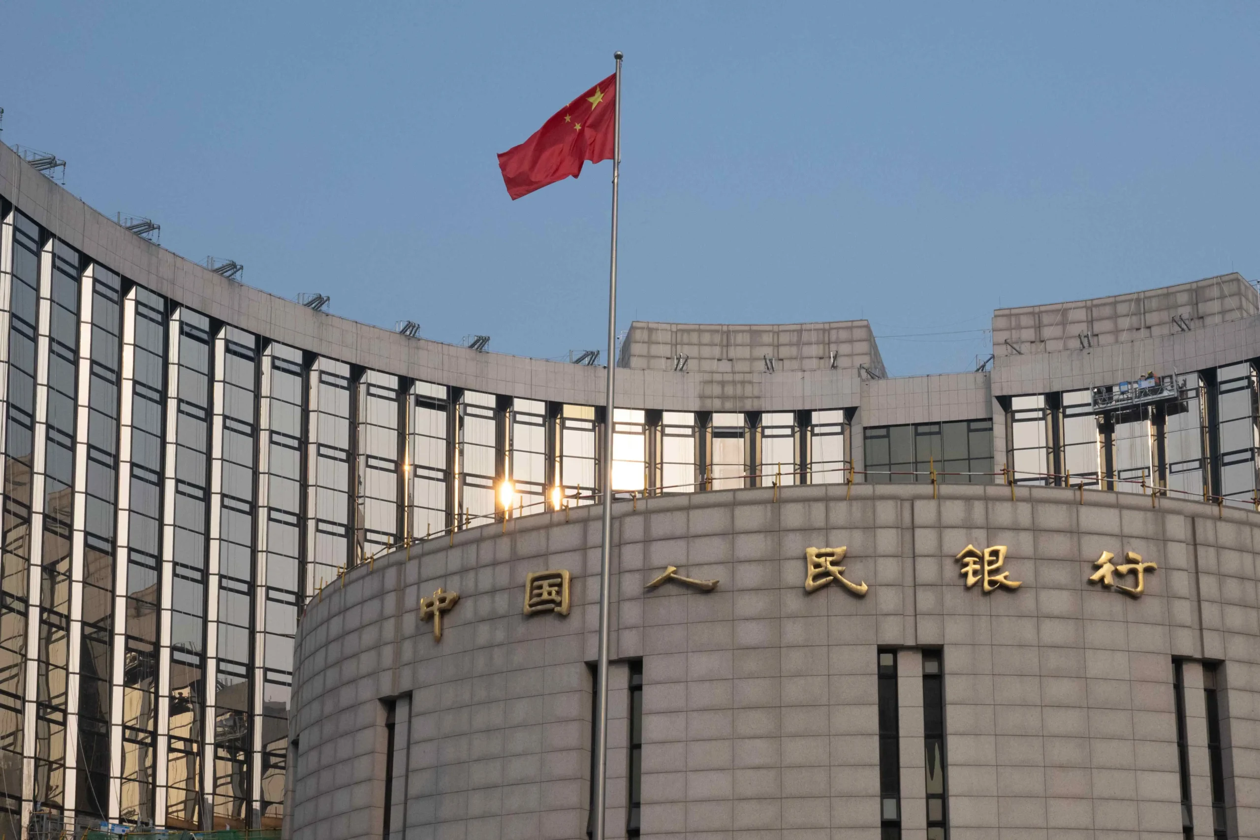 Banco Popular da China (PBoC) reforça proibição a criptomoedas e alerta para risco de stablecoins, novo choque para o mercado asiático