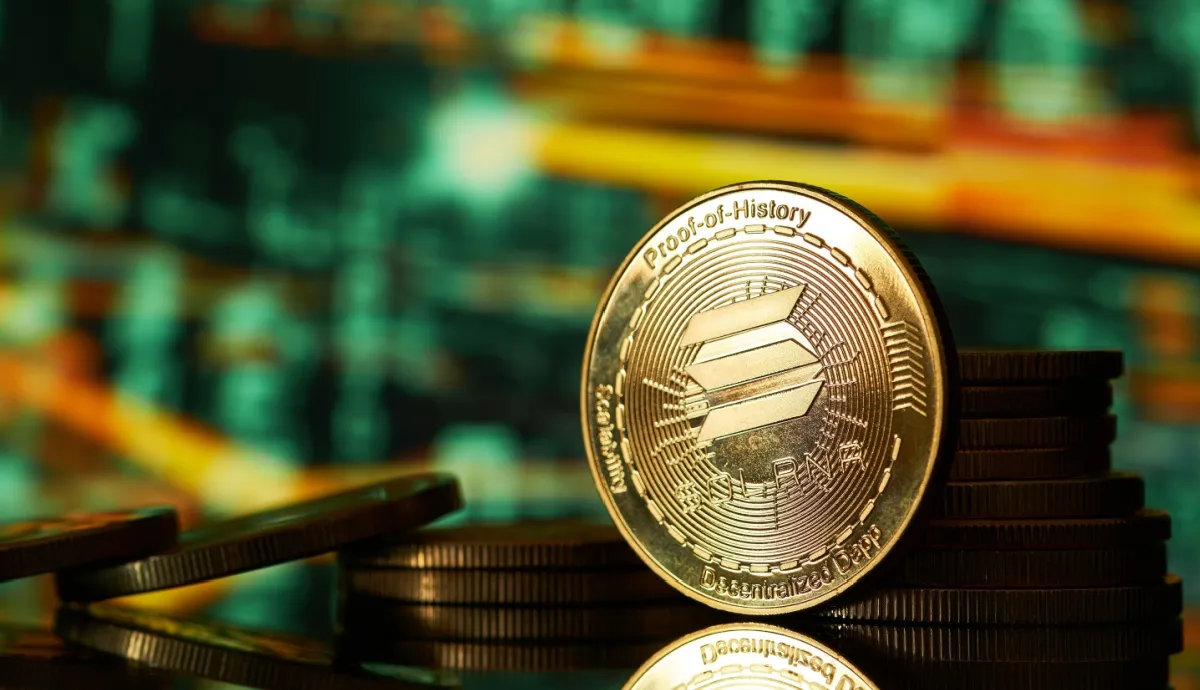 Volatilidade com recuo: Bitcoin cai para US$ 87,4 mil; Solana lidera ganhos entre altcoins no dia — cenário pós-correção mistura pressão e oportunidades