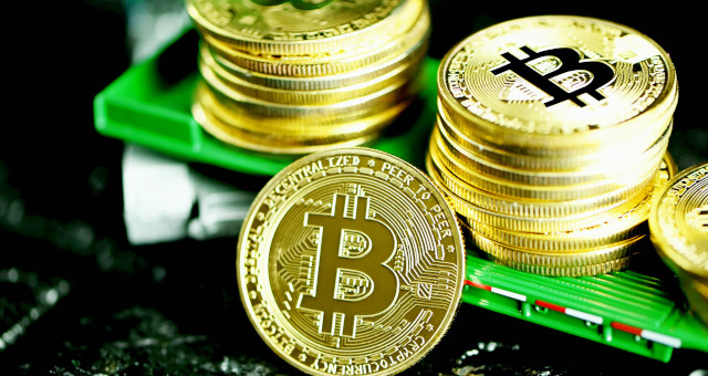 Após mínimas pós-Fed, Bitcoin se recupera e atinge US$ 93 mil, porém altcoins continuam sob pressão