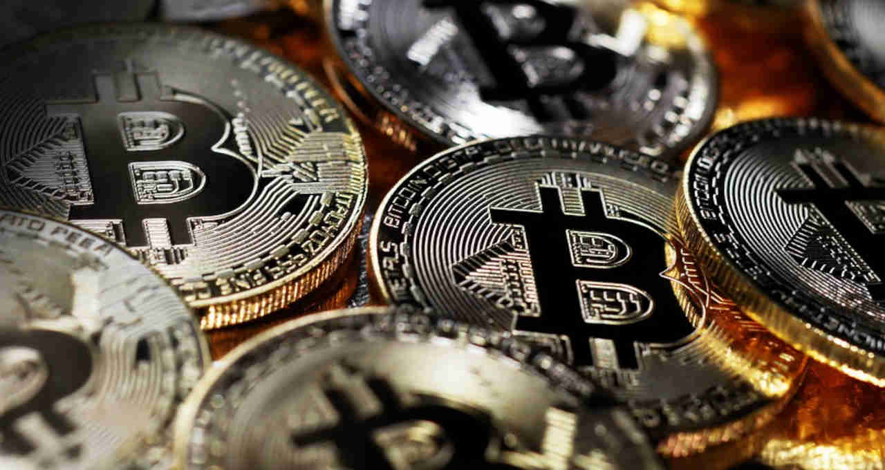 Após uma perda de US$ 8,7 bilhões, o Bitcoin se recupera e atinge US$ 70.000 com a desaceleração da inflação