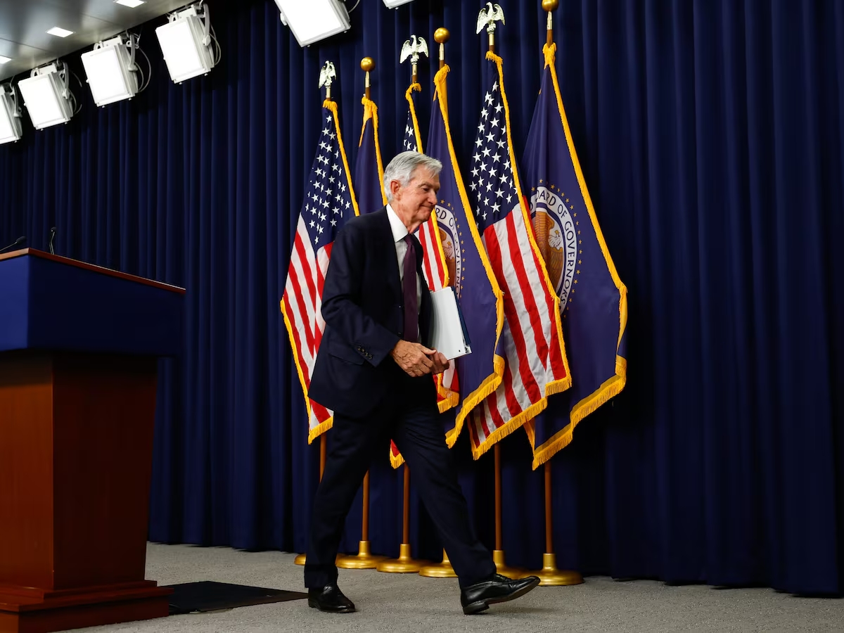 As declarações de Powell, do Fed, tranquilizam o mercado de títulos, porém o petróleo segue em alta, afetando as criptomoedas e as ações