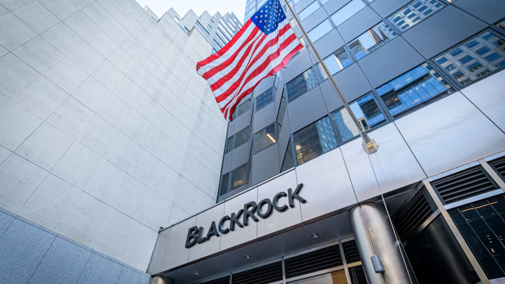 A BlackRock acredita que a inteligência artificial está impulsionando a próxima fase de alta das criptomoedas, enquanto o interesse por altcoins diminui