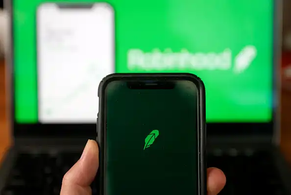 Após uma queda significativa nos resultados devido à baixa receita proveniente da negociação de criptomoedas, as ações da Robinhood caíram 8%