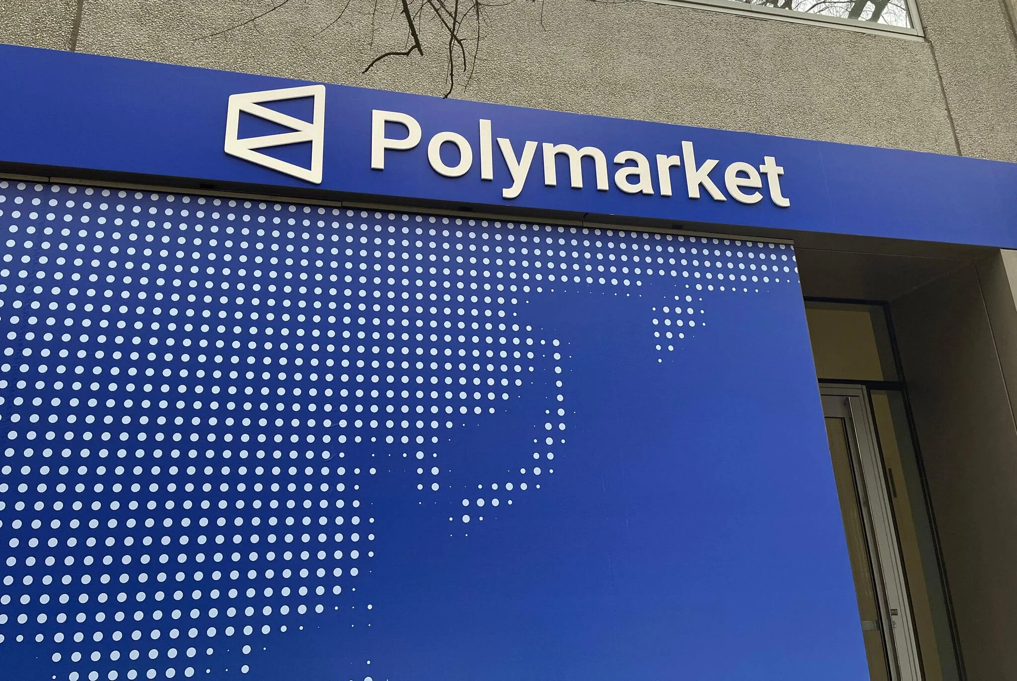 Polymarket solicita autorização da CFTC para reabrir sua bolsa principal para negociantes americanos