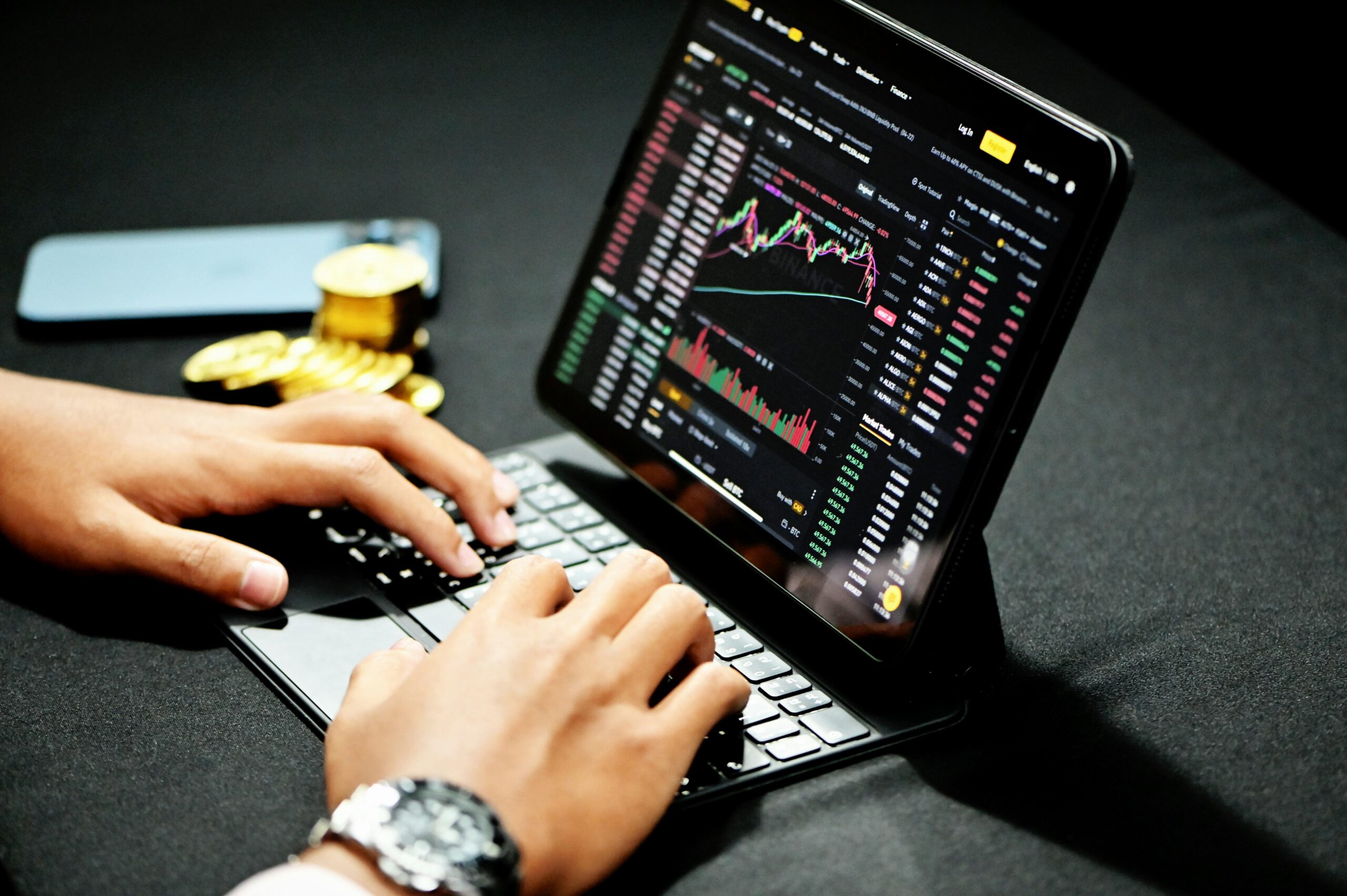 Enquanto o Senado aprova um obstáculo ao rendimento da Clarity Act, o Bitcoin ultrapassa os $78.000 e o S&P 500 atinge um novo recorde