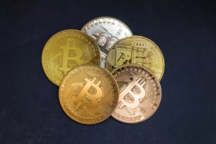 Enquanto o comércio de IA segue atraindo o interesse dos investidores e dólares, o Bitcoin sofre uma queda significativa, atingindo o valor de US$ 59.000