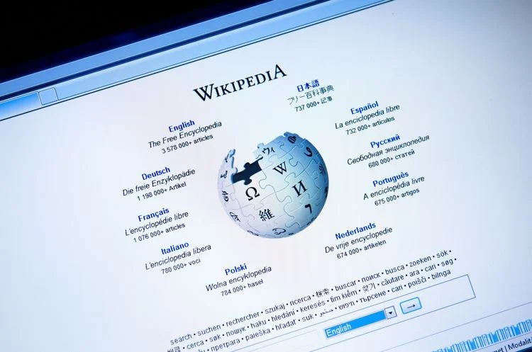 A maneira como motores de IA, como o ChatGPT, entendem criptomoedas pode ser afetada pelo bloqueio da Wikipedia