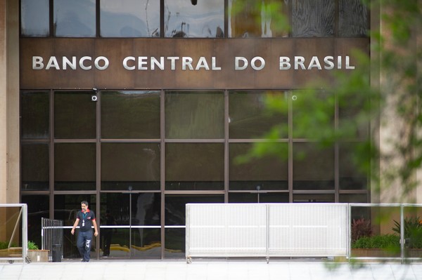 Banco Central do Brasil determina que as exchanges posterguem as grandes transferências de criptomoedas internacionais
