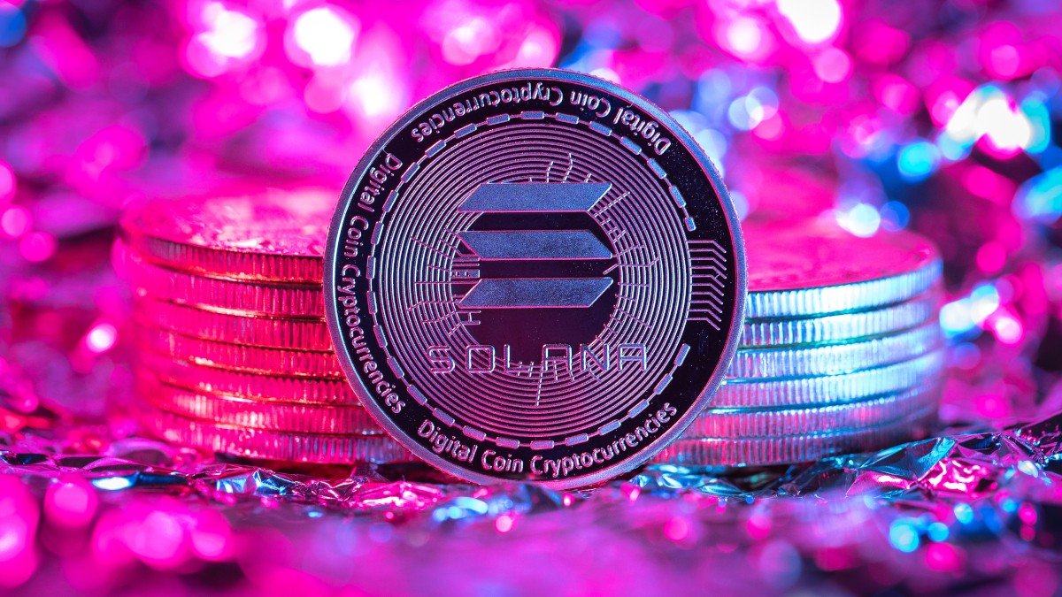 Uma nova votação da Solana pode elevar a queima diária de SOL para US$ 800.000 e reduzir a emissão de novos tokens