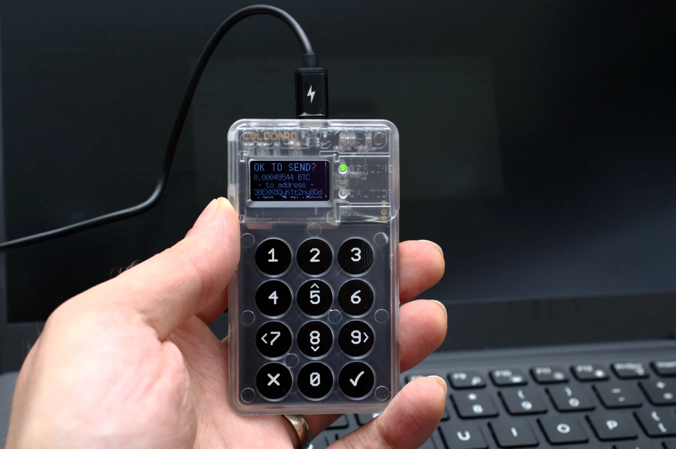 Após um roubo de bitcoin de US$ 114 milhões, a Coldcard lançou um novo firmware e declarou que a inteligência artificial auxiliou na identificação de mais vulnerabilidades