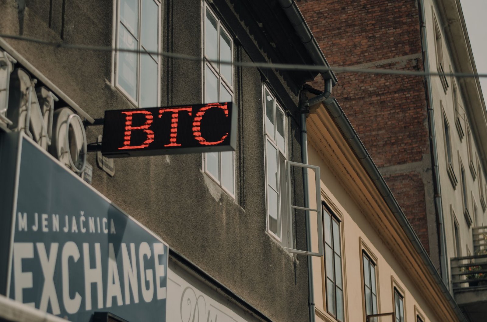 Usuários relatam que seus fundos estão bloqueados e funcionários afirmam que não receberam pagamento, enquanto o fundador da BitMart recusa solicitações de auditoria