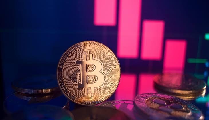 O Bitcoin alcança temporariamente a marca de US$ 70.000, primeira vez desde junho. Saiba o motivo
