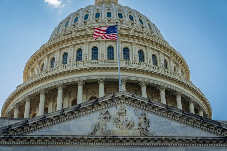 A falha do Clarity Act pode complicar o mercado de criptomoedas dos EUA, à medida que a indústria procura segurança jurídica em outros locais