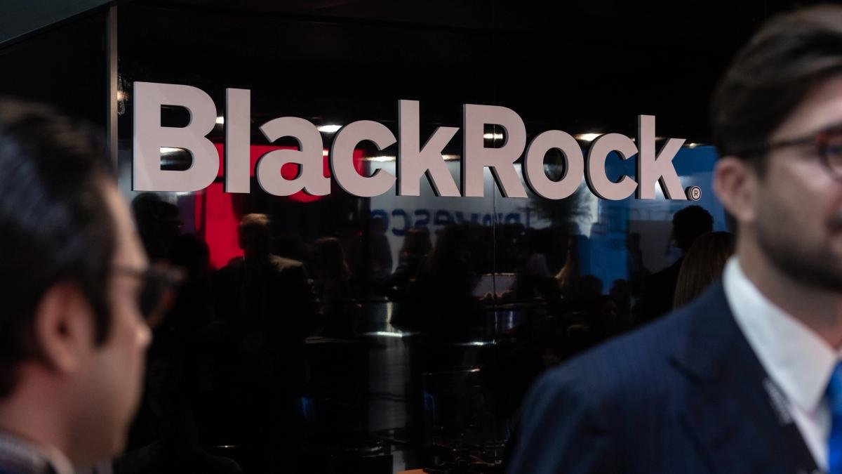 BlackRock busca proteger investidores de bitcoin contra perdas após fundo concorrente resistir a queda de 50%